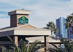 La Quinta Inn & Suites Las Vegas Tropicana exterior