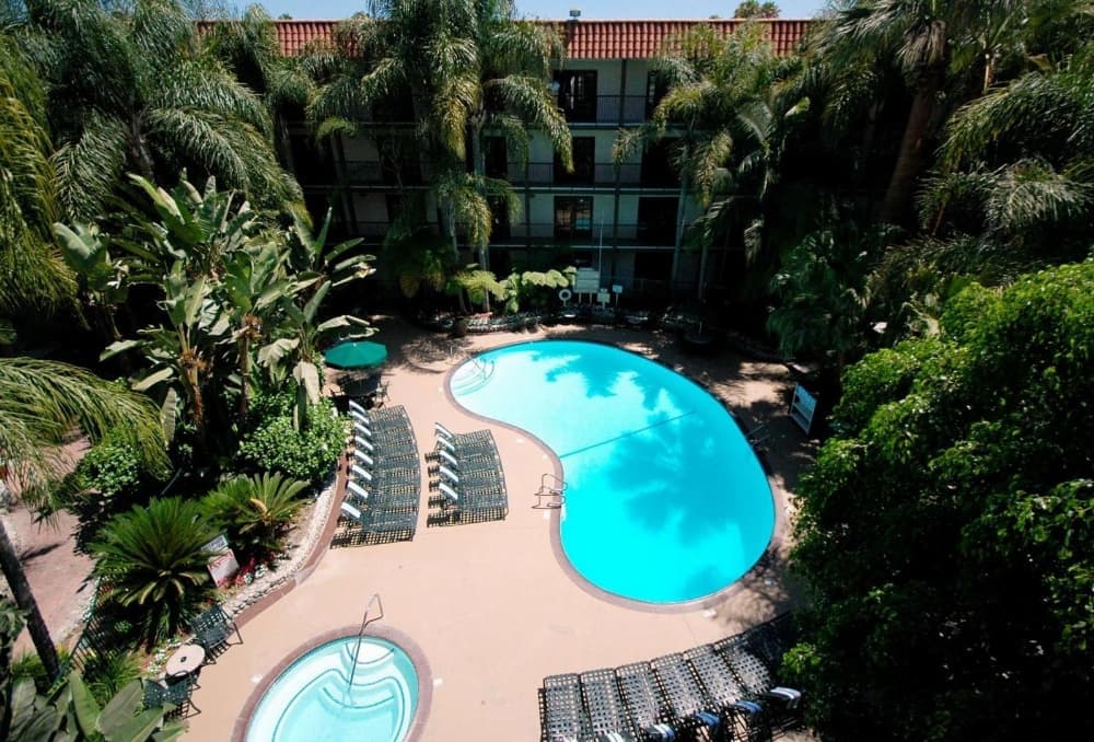 Buena Park Grand Hotel & Suites exterior